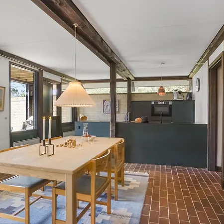 2 Bedroom Awesome In Holiday home Humble